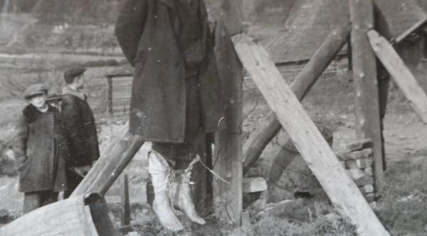 altes Foto - erhängter Partisan ? Russland ?